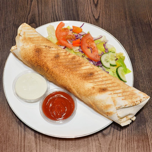 Kebab w cieście podany z sałatką i sosami